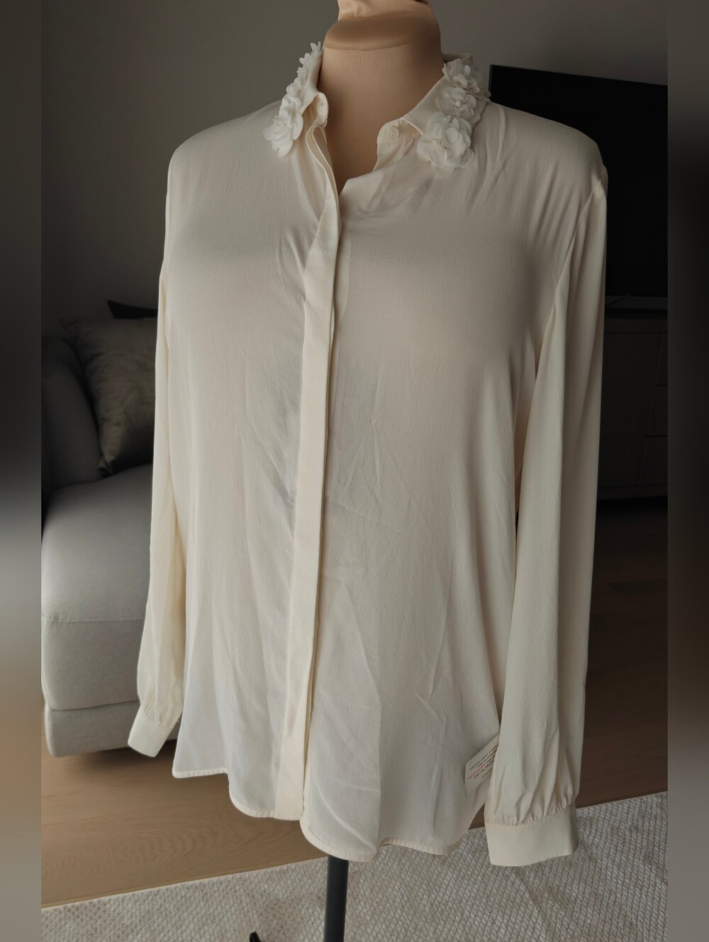 New MaxMara Cream Silk Button-Up Blouse w/ 3D Floral Collar - Picture 5 of 12